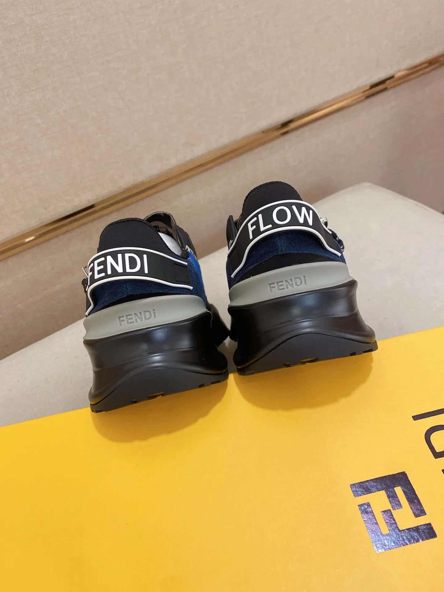 Men's shoes💰: 540💰(Higher version) [Fendi] Fendi's latest casual shoes for men! Available at counters simultaneously! A one-to-one replica of the original. Made entirely of imported top-grain calfskin, the interior is made of top-grain water-dyed cowhide, and the original factory-supplied rubber outsole. Leading new fashion concepts. Matching code: 38-44 can be customized, 45 is not returnable!